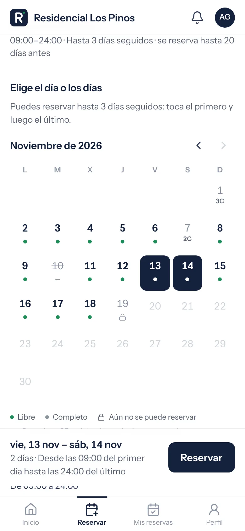 Calendario del salón de fiestas con el viernes 13 y el sábado 14 elegidos y el botón Reservar